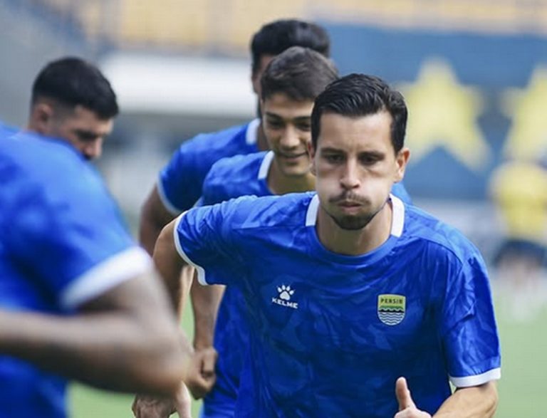 Setelah Rizky Ridho, Giliran Thom Haye Cetak Gol dari Tengah Lapangan di Sesi Latihan Persib Bandung! : Okezone Bola