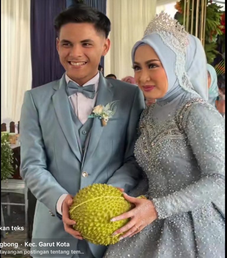 Viral! Momen Kocak Sepasang Pengantin di Garut Lempar Durian ke Tamu : Okezone Women