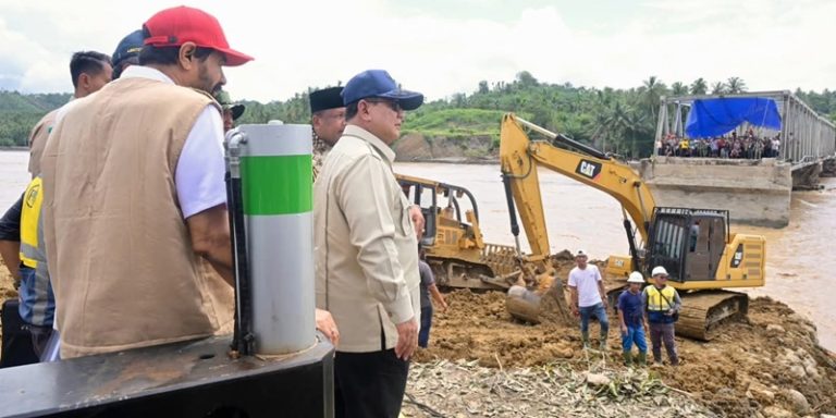 Tinjau Pembangunan Jembatan