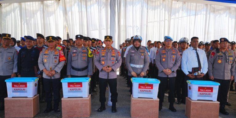 Tali Asih Kapolri untuk Anggota Polri Korban Bencana di Sumbar