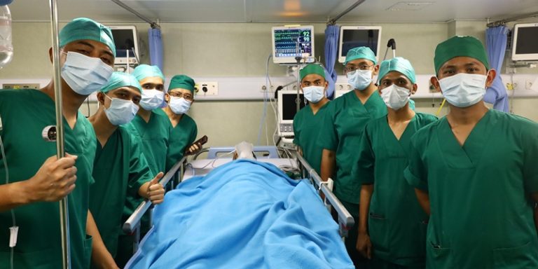 Tim Medis Satgas TNI AL Sukses Operasi Bedah Darurat di KRI RJW-992