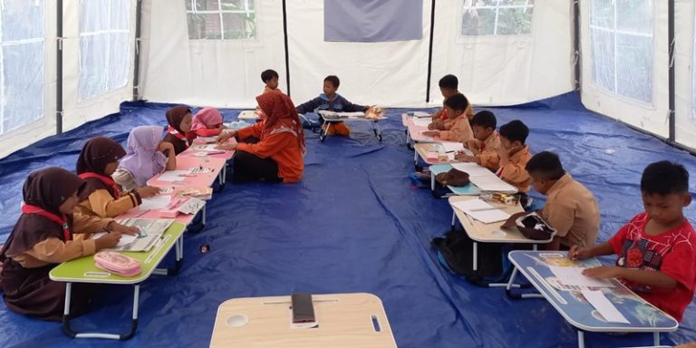 Kemendikdasmen Salurkan Dana Darurat di Daerah Terdampak Bencana