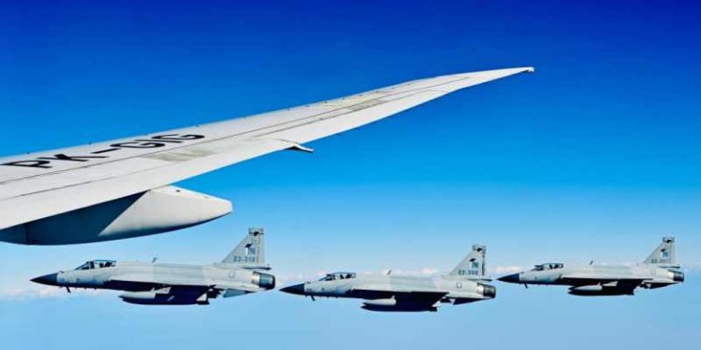 Momen Enam Jet Tempur Pakistan Kawal Pendaratan Prabowo di Islamabad