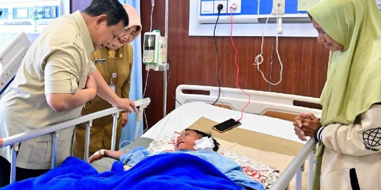 Prabowo Jenguk Korban Tabrakan Mobil Pengantar MBG di RSUD Koja