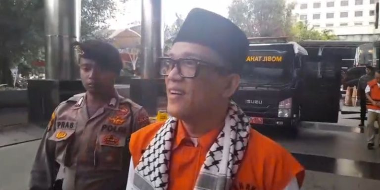 Noel Ebenezer Berpakaian Nyentrik Jelang Pelimpahan ke JPU