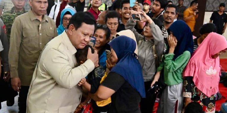Prabowo Temui Korban Banjir Tapteng: Mereka Masih Syok!