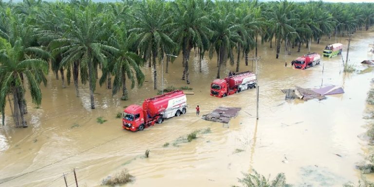 Akses Darat Mulai Pulih, Truk BBM dan Alat Berat Masuk Aceh Tamiang
