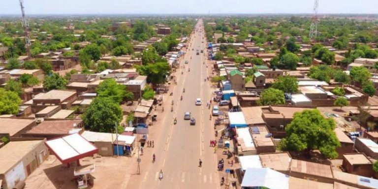 Dua Negara Balas Kebijakan Larangan Visa Donald Trump