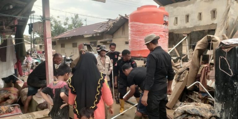 Brimob Polri Gali Sumur Bor di Aceh Tamiang