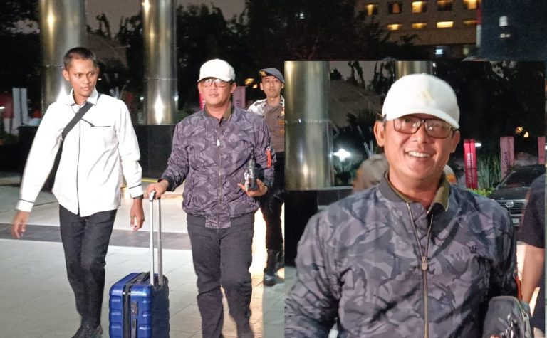 Bupati Lampung Tengah Tiba di KPK Tenteng Koper Sambil Senyum