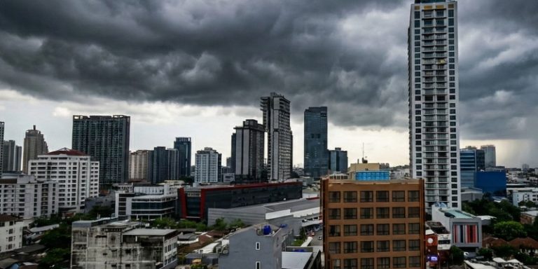 Dominasi Awan Tebal Sebelum Diguyur Hujan Ringan