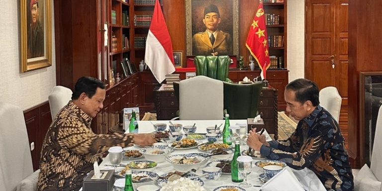 Prabowo dan Jokowi Beda Jauh