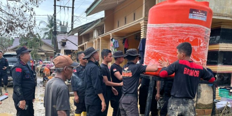 Polri Salurkan 627 Tandon Air Bersih untuk Korban Bencana