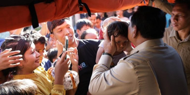 Prabowo Mengecek Langsung Titik Banjir dari Aceh hingga Sumbar