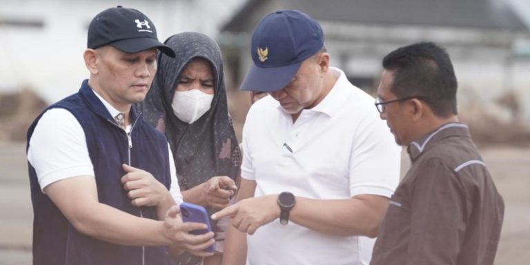 Menko Pangan Tinjau Lahan Pertanian yang Terdampak Bencana