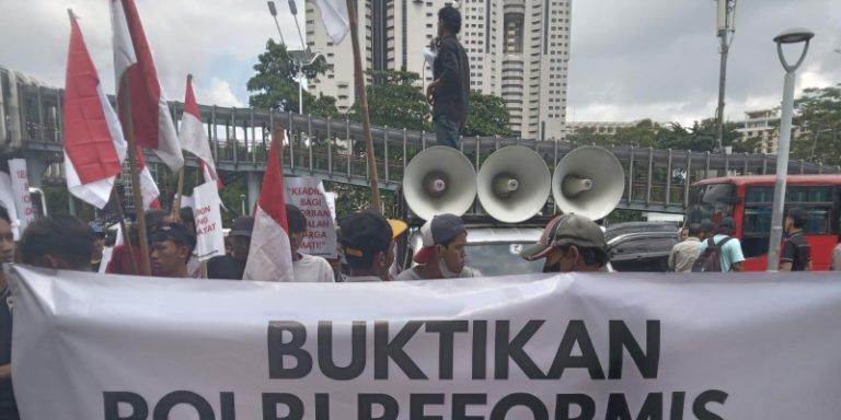 Kasus Investasi Bodong Mandek, Massa Geruduk Polda Metro Jaya