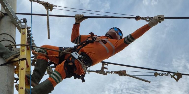 Bergelantungan Demi Listrik Nyala