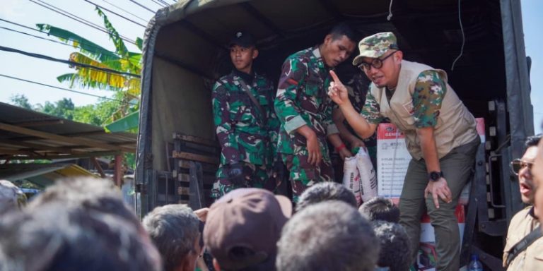 Wamenhaj Salurkan Bantuan 20 Ton untuk Korban Banjir