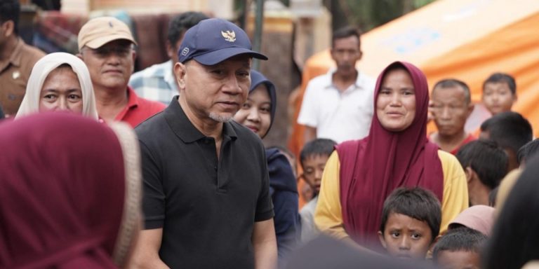 Tinjau Posko Pengungsian Bencana, Zulhas Telepon Dirut PLN Bahas Listrik