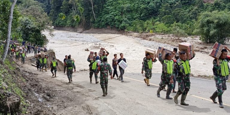 Personel Kodim Aceh Tenggara Jalan Kaki Antar Bantuan ke Desa Terisolir