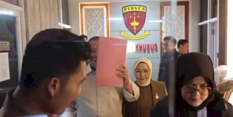 Arinal Tutupi Wajah Dengan Map saat Keluar dari Kejati Lampung