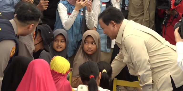 Prabowo Tinjau Posko Pengungsian di Agam Sumbar