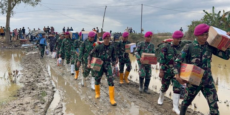 Medan Sulit Bukan Penghalang Marinir Salurkan Bantuan di Aceh Utara