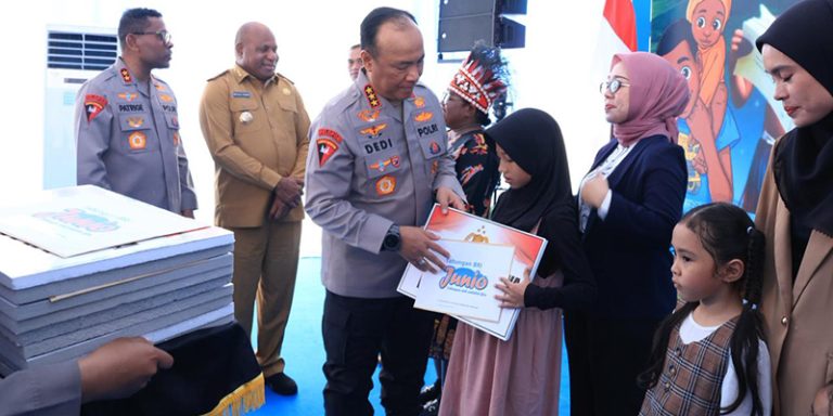 Wakapolri Serahkan Bantuan Pendidikan Bagi 10 Anak Korban KKB Papua