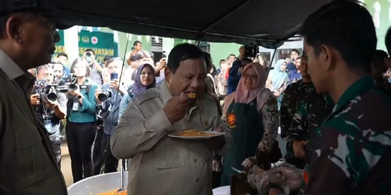 Prabowo Makan Nasi Goreng Telur Ceplok di Dapur Pengungsian Agam