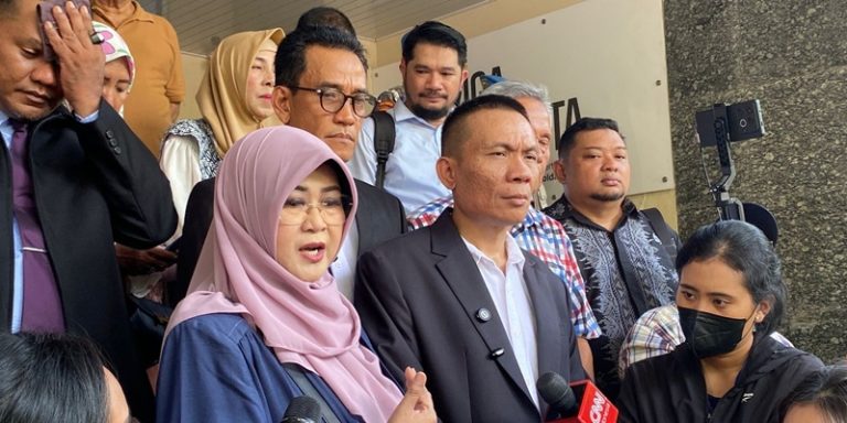 Dokter Tifa Ngotot Minta Ijazah Jokowi Ditampilkan Polda Metro