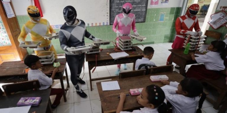 Program MBG Tak Cukup Andalkan Gimik Kostum Power Rangers