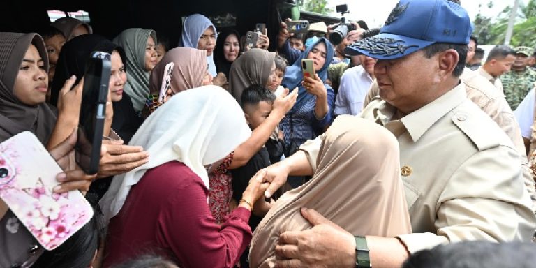 Prabowo Peluk dan Tenangkan Warga yang Menangis di Posko Pengungsian Bireuen