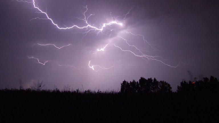 BMKG Waspadai Bibit Siklon Picu Banjir Longsor, Ini Daftar Daerahnya