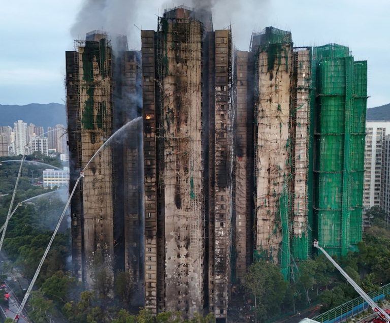 Pemimpin Hong Kong Bentuk Komite, Perintahkan Penyelidikan Kebakaran Apartemen Wang Fuk Court : Okezone News