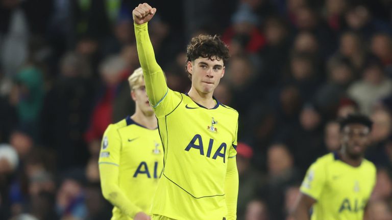 Archie Gray Rayakan Gol Perdana Bagi Spurs dengan Kemenangan