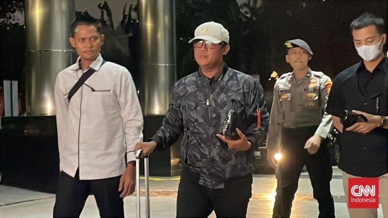 Bupati Lampung Tengah Tiba di KPK Usai Terjaring OTT