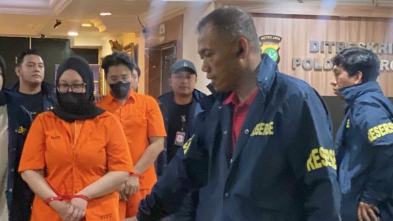 Tipu Ratusan Korban hingga Pelesir ke LN