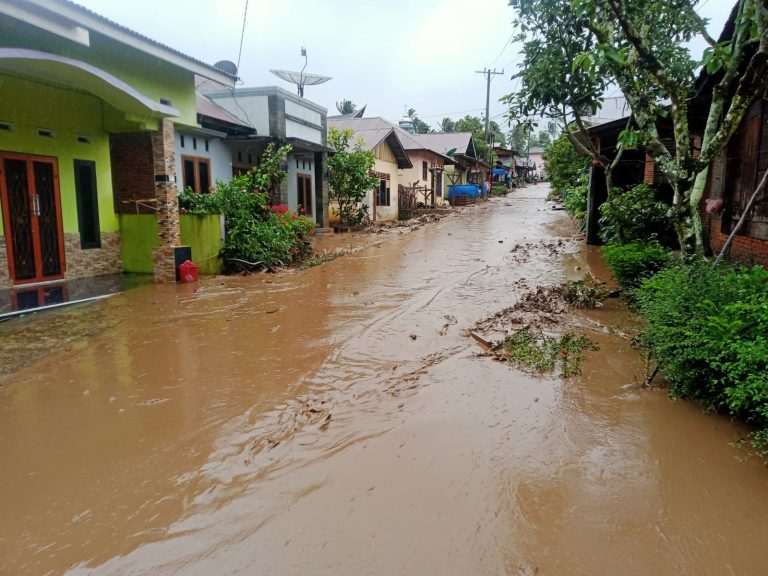 Angin Kencang dan Banjir Terjang Jawa Timur, Puluhan Rumah Rusak : Okezone News