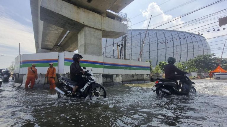 Banjir Rob Rendam Jalan di Kawasan JIS, Sejumlah Motor Mogok