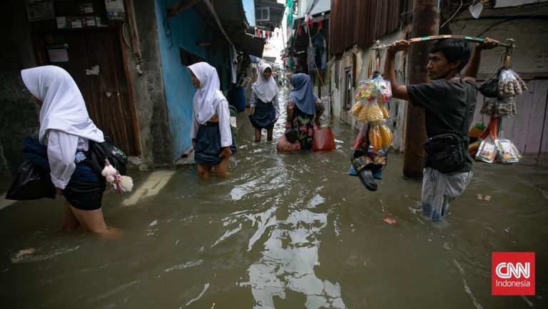 Banjir Rob Menerjang Pesisir Jakarta