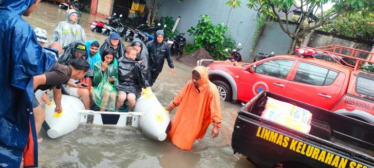 Banjir Rendam 2 Wilayah di Bali, Seorang WNA Tewas : Okezone News