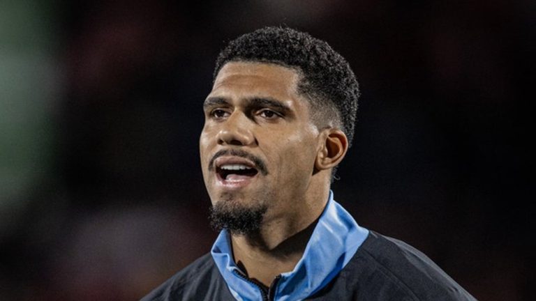 Barcelona Hati-hati dalam Menangani Ronaldo Araujo