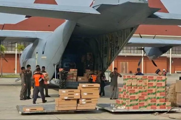 22,7 Ton Bantuan Korban Banjir Terdistribusi Lewat Udara ke Sumbar : Okezone News