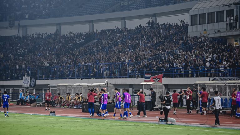 Bobotoh Penuhi Tribun GBLA, Bojan: Atmosfer yang Fantastis