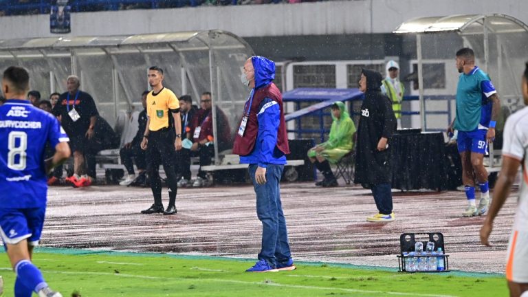 Minta Tim Tetap Jaga Konsistensi Permainan Saat Turun Minum