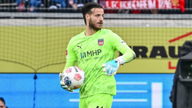 Calon Kiper Masa Depan, Diant Ramaj Masuk Daftar Belanja Arsenal