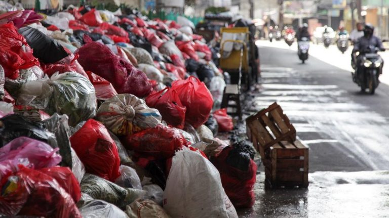 Alasan Sampah Menumpuk di Ciputat Versi Wali Kota Tangsel