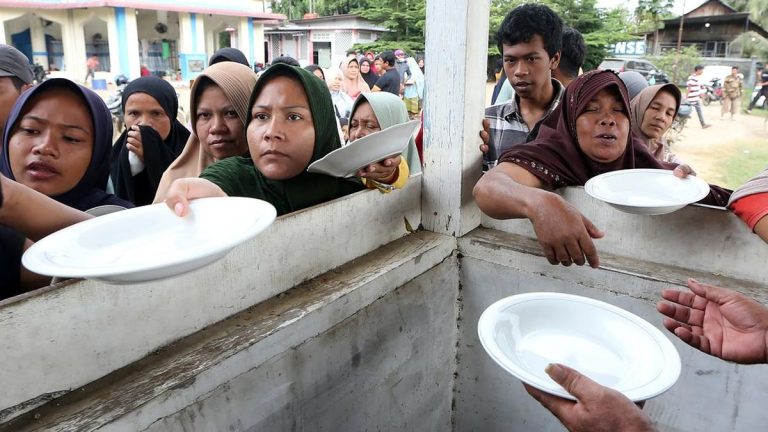 Pengungsi Banjir Aceh Kelaparan dan Terserang Penyakit