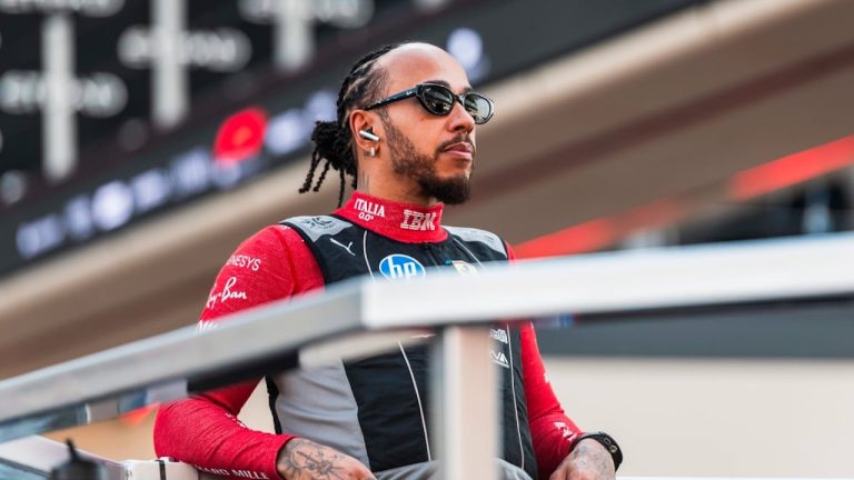 Didesak Pensiun, Lewis Hamilton Mantap Bertahan dan Bicara Prestasi