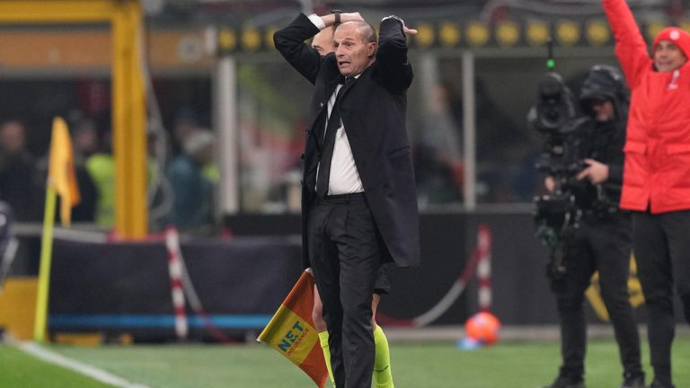 Foto Max Allegri Menelepon Saat Torino Unggul 2-0 Viral di Media Sosial